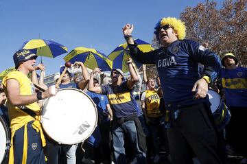 Seguidores de Boca animando desde la fan zone en Nuevos Ministerios