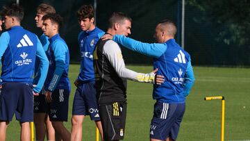 REQUEXON, 22/09/2023.- Luis Carrión (2d) charla con Cazorla durante su debut como nuevo entrenador del Real Oviedo, este viernes. EFE/Paco Paredes
