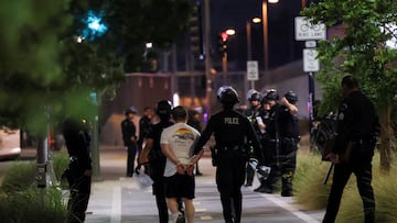 El toque de queda en el centro de Los Ángeles continuará por varios días.