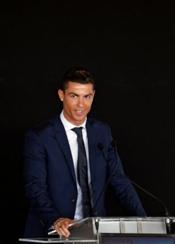 Cristiano, muy feliz en el aeropuerto de Madeira