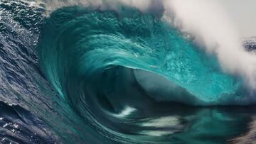 La ola gigante de Cyclops, en Australia, rompiendo de color azul turquesa.