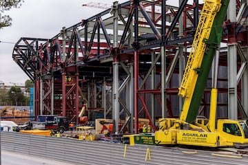 El regreso al nuevo Camp Nou, según el propio club catalán, está a la vuelta de la esquina. Las últimas instantáneas del avance de las obras muestras la construcción del anillo exterior del estadio.