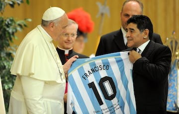 El Papa Francisco se encuentra con Diego Maradona durante una audiencia con los jugadores de la 'Partita Interreligiosa Della Pace' en la Sala Pablo VI antes del Partido Interreligioso por Paz en el Estadio en septiembre de 2014.