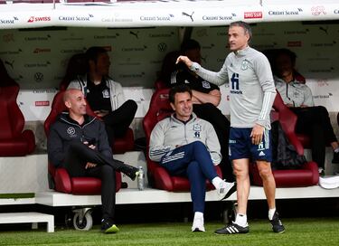 Luis Enrique junto a Rubiales, presidente de la RFEF, y José Francisco Molina, director deportivo de la RFEF.