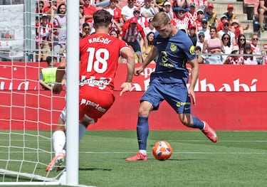 Al noruego parece que los goles se le caen del bolsillo. Salió del banquillo y anotó un hat trick casi sin despeinarse. Su complicidad con Julián Álvarez permite soñar al Metropolitano.