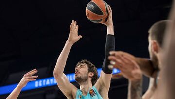 TOL01. ESTAMBUL (TURQUÍA), 29/03/2018.- El jugador del Barcelona Lassa Ante Tomic en acción ante el Anadolu Efes, durante el partido de la Euroliga disputado en Estambul, Turquía, el 29 de marzo del 2018. EFE/Tolga Bozoglu