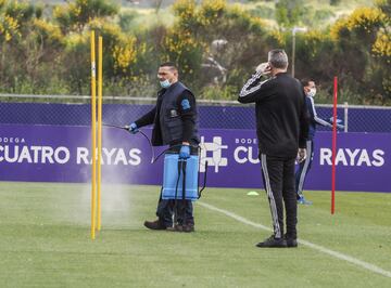 VALLADOLID. 11/05/20.
Entre grupo y grupo se fumigan los elementos de entrenamiento.