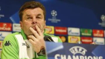 El entrenador del Wolfsburgo, Dieter Hecking, en la rueda de prensa previa al encuentro de ida de octavos de final de la Champions League ante el Gante.