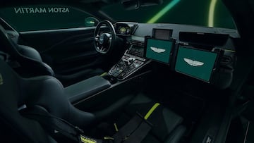Una de las mayores novedades de este monoplaza es que se ha dise?ado una consola central a medida, equipada con interruptores espec¨ªficos para controlar los sistemas de la FIA, junto con pantallas que muestran los tiempos de vuelta en tiempo real, la posici¨®n en pista de todos los coches y una c¨¢mara de visi¨®n trasera.