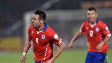 Mauricio Isla y Gary Medel celebran el gol a Uruguay.