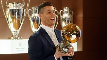 Cristiano Ronaldo, posando con el Balón de Oro. 