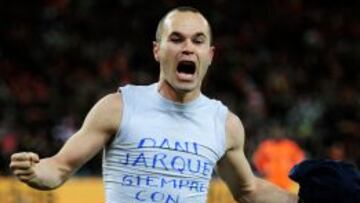 UN GESTO MUNDIAL. Andr&eacute;s Iniesta, que ser&aacute; padrino del homenaje, luci&oacute; esta camiseta tras el 1-0 a Holanda en la final del Mundial.