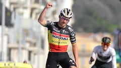 El ciclista belga Remco Evenepoel celebra su victoria en la última etapa de la París-Niza 2024.