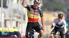Evenepoel celebra su victoria en la octava etapa de París-Niza y Jorgenson hace lo propio por la general.