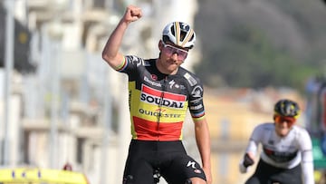 Evenepoel celebra su victoria en la octava etapa de París-Niza y Jorgenson hace lo propio por la general.