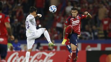 AME6949. MEDELLÍN (COLOMBIA), 03/05/2023.- Jonathan Marulanda (d) del DIM disputa hoy el balón con Walter Araújo de Metropolitanos, durante un partido por el Grupo B de la Copa Libertadores en el estadio Atanasio Girardot en Medellín (Colombia). EFE/LUIS EDUARDO NORIEGA A.
