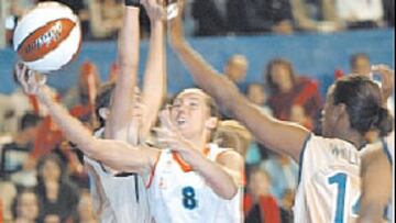 <b>BANDEJA</B>. Marta Fernández entra a canasta entre dos rivales.