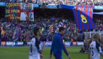 La grada felicita a Andrés Iniesta por sus 600 partidos. 