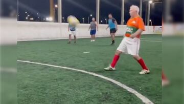 El abuelo de 79 años que se ha vuelto viral sobre una cancha de futbol