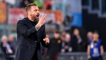 Rome (Italy), 06/04/2024.- Roma's head coach Daniele De Rossi gestures during the Serie A soccer match between AS Roma and SS Lazio, in Rome, Italy, 06 April 2024. (Italia, Roma) EFE/EPA/RICCARDO ANTIMIANI
