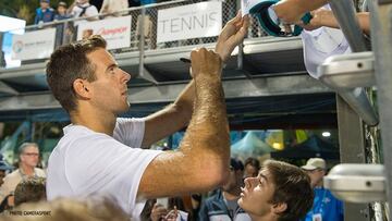 Del Potro firma aut&oacute;grafos tras ganar a Kevin Anderson.