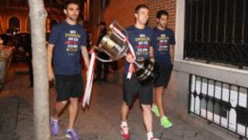 CAMPEONES. Adrián, Gabi, con la Copa, y Raúl García.