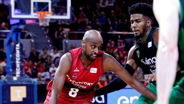 GRAF6365. ZARAGOZA, 25/11/2018.- El escolta del Tecnyconta Zaragoza Johnny Derhanemeskel (I) y el alero del Joventut Shawn Dawson durante el partido de la décima jornada de liga que disputan en el pabellón de Zaragoza. EFE/Javier Belver