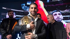 Ilia Topuria muestra el cinturón de campeón de la UFC en la rueda de prensa en el Hotel Rosewood Villa Magna.