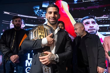 Ilia Topuria muestra el cinturón de campeón de la UFC en la rueda de prensa en el Hotel Rosewood Villa Magna.