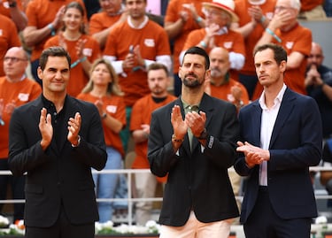 Roger Federer, Novak Djokovic y Andy Murray acompañan a Rafa Nadal durante su homenaje. 