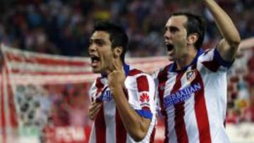 Raúl Jiménez marca y Godín acude a celebrarlo con el mexicano.