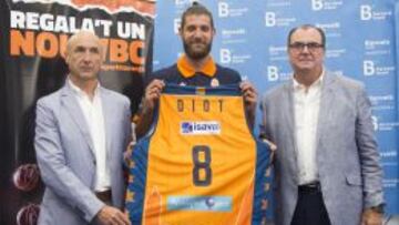 El Valencia Basket present&oacute; este lunes a Diot (centro).