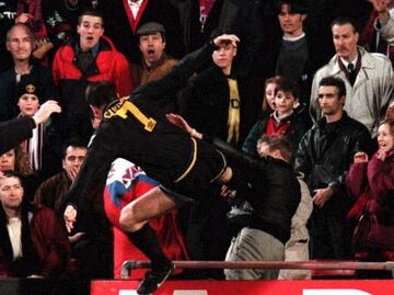 Eric Cantona, durante su etapa en el Manchester United, propina una patada voladora a un aficionado.