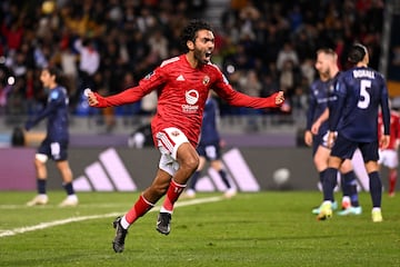 Se corona como el futbolista con m¨¢s partidos disputados en la historia de la competici¨®n y como uno de los m¨¢ximos anotadores con un total de 4 goles. El Shahat ha disputado el torneo seis veces, cinco con el Al-Ahly y una, la de su debut, con el Al-Ain. El egipcio tiene la oportunidad de seguir sumando partidos si el A-Ahly consigue pasar de fase de grupos.