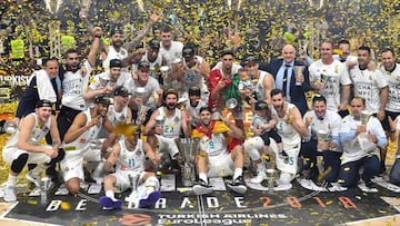 La plantilla del Real Madrid, con Lull y Reyes al frente, celebra la d&eacute;cima Copa de Europa del Real Madrid de baloncesto.