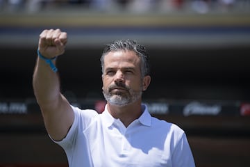 Rafael Puente canta el Himno de la UNAM previo a un partido en CU.