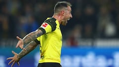 Alc&aacute;cer celebra su gol con el Dortmund.