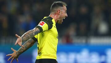 Alcácer celebra su gol con el Dortmund.