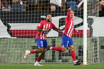 0-1. Antoine Griezmann celebra el primer gol que anota en el minuto 1 de partido. El delantero francés, tras una asistencia de De Paul al segundo palo, finaliza cruzando el balón sin dejarla caer.