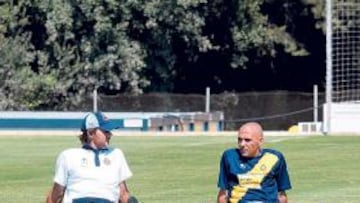 <b>CHARLA ENTRE COMPAÑEROS. </b>Pochettino y De la Peña se vieron ayer en el CAR de Sant Cugat y se pusieron al día acerca de la puesta a punto de Lo Pelat.