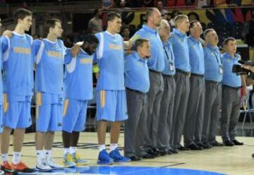 Jugadores y cuerpo técnico de la selección ucraniana momentos antes del partido del Grupo C del Mundial de Baloncesto 2014, que disputan las selecciones de Nueva Zelanda y Ucrania.