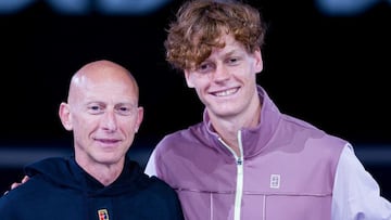 El tenista italiano Jannik Sinner posa junto a su preparador físico Umberto Ferrara tras ganar el Open de Australia 2024.