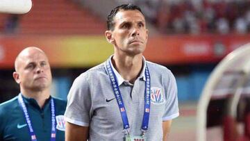 El entrenador uruguayo, Gustavo Poyet, durante un partido.