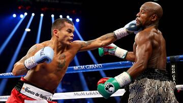 Marcos Maidana golpea a Floyd Mayweather Jr. durante su combate de septiembre de 2014.