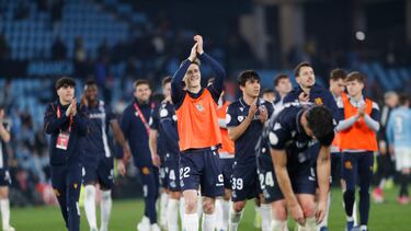 VIGO (PONTEVEDRA), 23/01/2024.- Los jugadores de la Real Sociedad celebran la victoria, al término del partido de cuartos de final de la Copa del Rey que Celta de Vigo y Real Sociedad han disputado este martes en el estadio de Balaídos. EFE/Salvador Sas