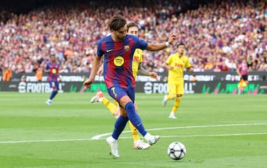 Otra vez la misma conexión en el 2-0: pase magistral de Lamine Yamal con el exterior de la bota para encontrar el desmarque de Ferran Torres, que define con un toque sutil para superar la salida de Dmitrovic. 