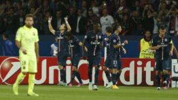 Los jugadores del PSG celebran el gol de David Luiz.