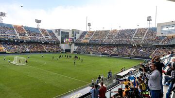 02/11/22 CADIZ CF ENTRENAMIENTO CON NIÑOS SEGUIDORES PANORAMICA ESTADIO NUEVO MIRANDILLA 