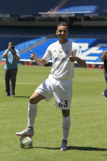 El lateral derecho brasileño Danilo Luiz Da Silva durante su presentación hoy como nuevo jugador del Real Madrid, en el estadio Santiago Bernabeu. 