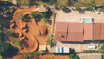 Vista aérea de Villa Carlota, una casa en Castellón (Comunidad Valenciana, España) en la que se puede apreciar un campillo para BMX y MTB entre árboles fruteros construido a mano por la pareja de riders españoles Teresa Fernández-Miranda y Javi Vaquer.